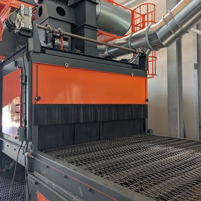 Camera di trattamento granigliatrice automatica con sistema aspirazione Camera di trattamento granigliatrice automatica con sistema aspirazione