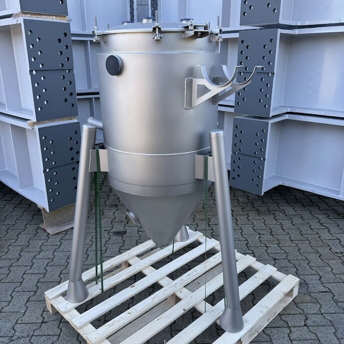 Serbatoio conico in acciaio inox pallinato con finitura satinata Serbatoio conico in acciaio inox pallinato con finitura satinata