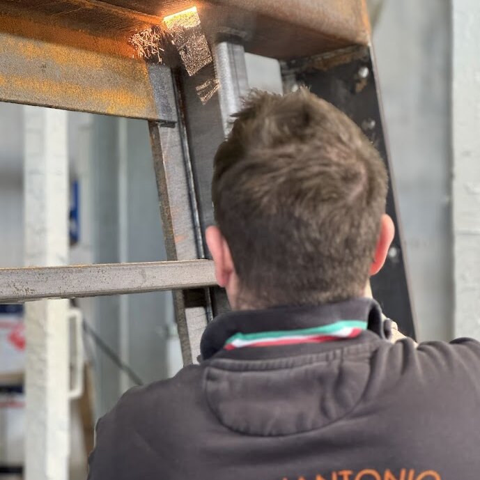 Pulizia laser su profilati metallici per rimozione ruggine e ossidi senza contatto Pulizia laser su profilati metallici per rimozione ruggine e ossidi senza contatto