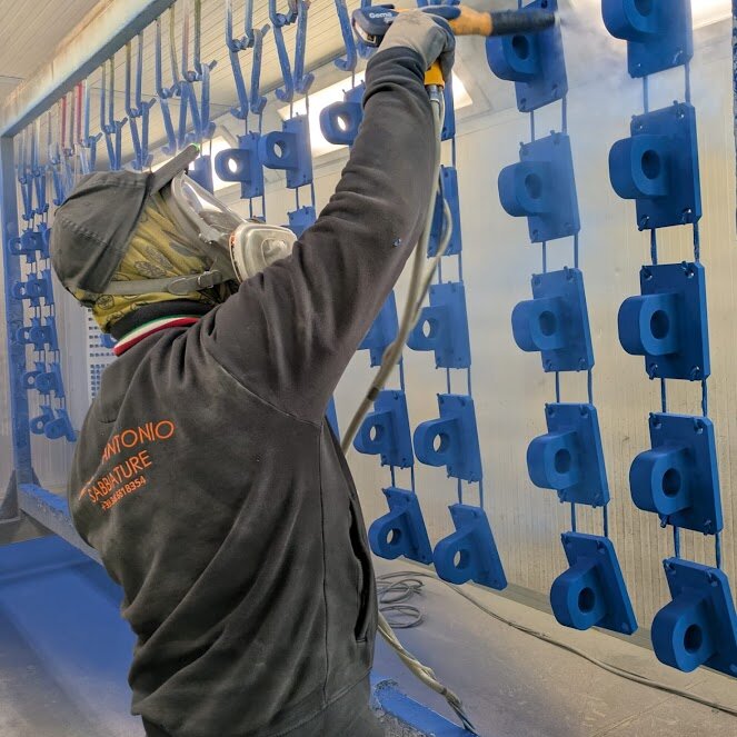 Operaio D'Antonio applica verniciatura industriale con pistola Operaio D'Antonio applica verniciatura industriale con pistola